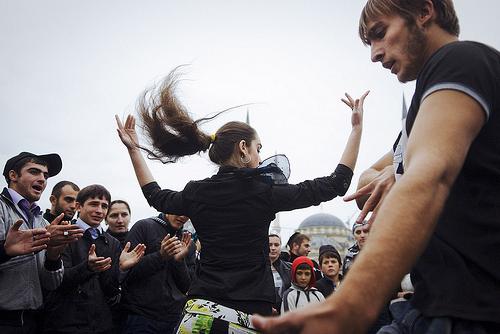 Πώς μπορεί μια κοπέλα να μάθει να χορεύει lezginka; Απλές συμβουλές