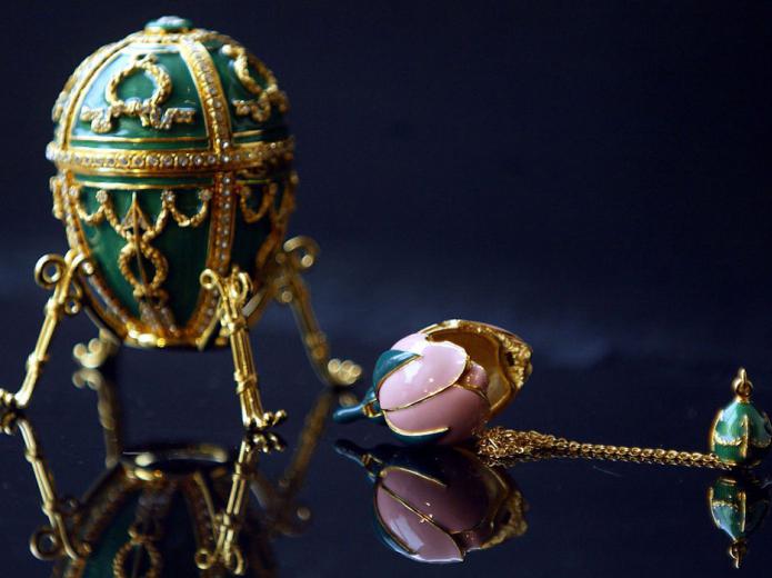 Ο Carl Faberge λειτουργεί